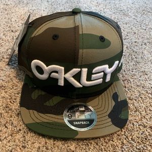 NWT Oakley Hat Camo
